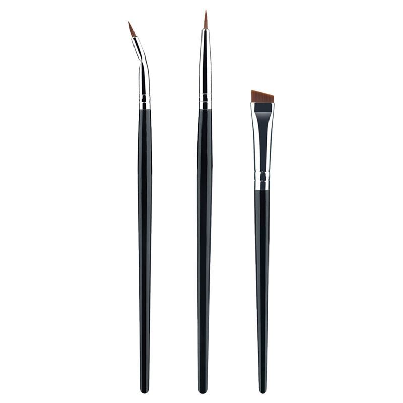 Drei schwarze Make-up-Pinsel mit silbernen Metallhülsen. Verschiedene Pinselköpfe: abgewinkelt, spitz, abgeschrägt.