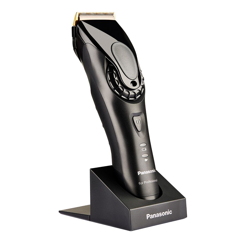 Schwarzer Haarschneider mit Ladestation. Goldfarbene Klingen. Panasonic-Logo auf der Basis.