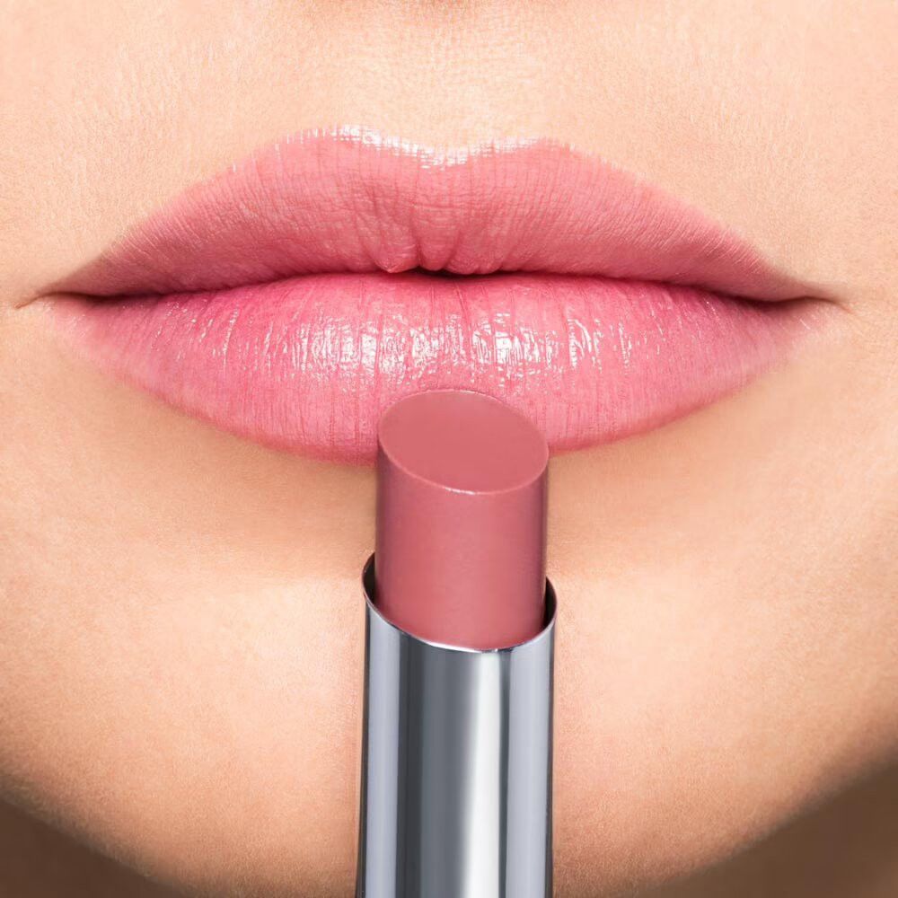Artdeco Color Booster Lip Balm in zartem Rosaton, nahaufnahme der Lippen.