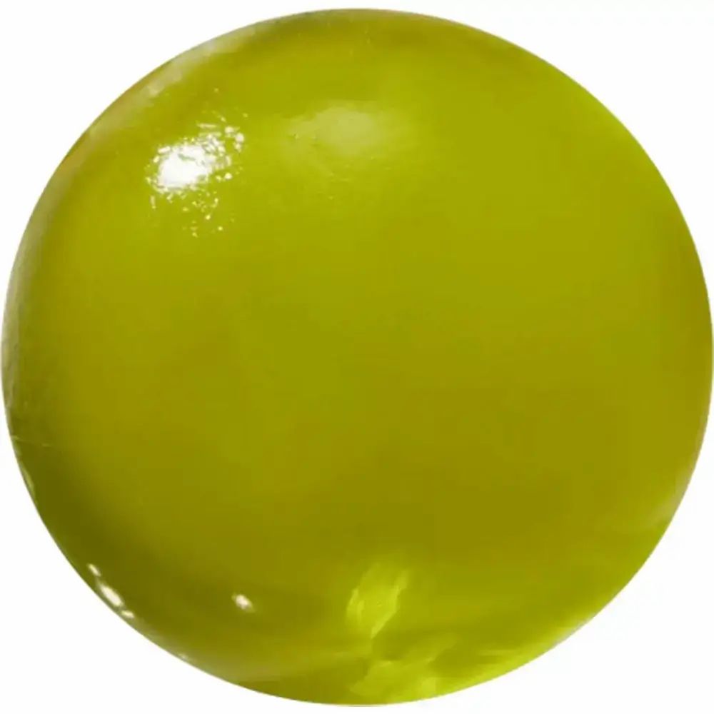 Kugel, grünlich-gelb, glänzend. Runde Form, klare Oberfläche. Einzelnes Objekt, freigestellt.