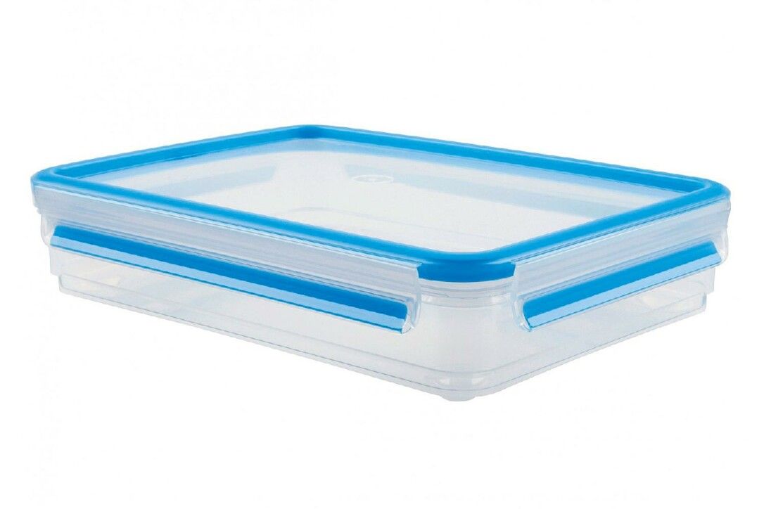 Rechteckige Frischhaltedose mit blauem Deckel und blauen Verschlüssen. Transparenter Behälter.