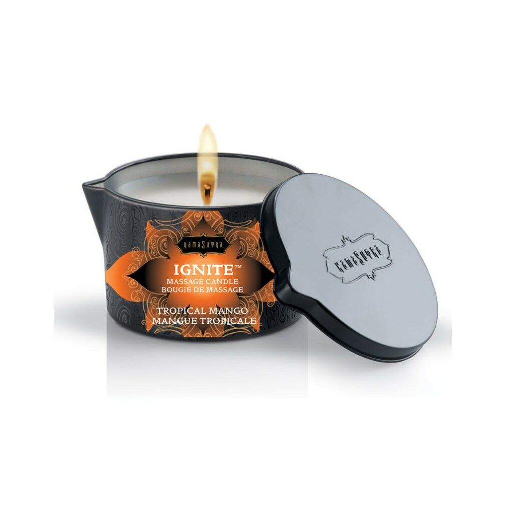 Massagekerze mit Deckel. Schwarzer Behälter mit orangefarbenem Etikett. Aufschrift: Ignite Tropical Mango.
