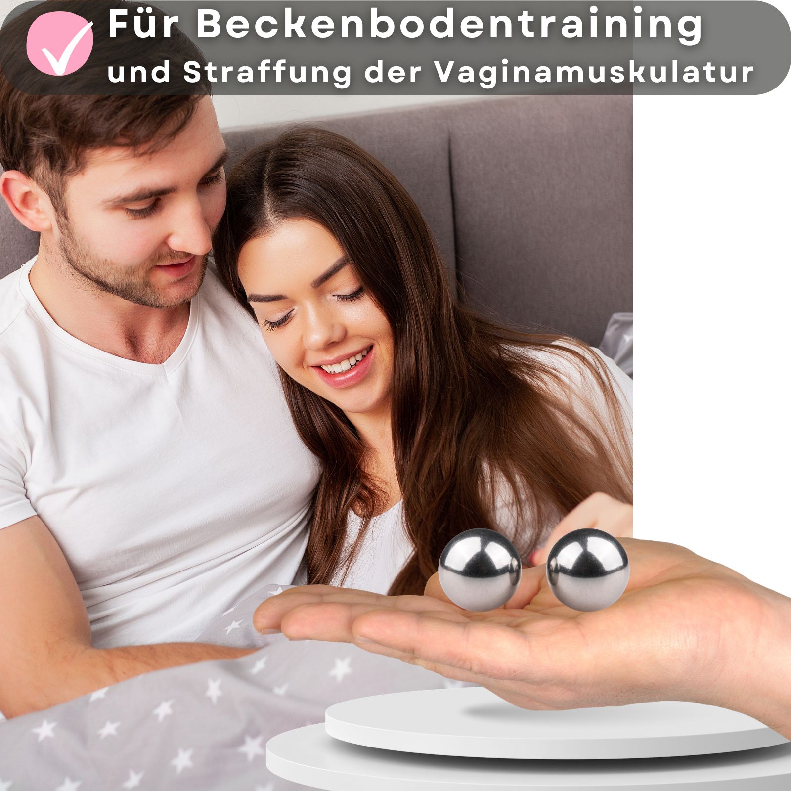 Zwei metallische Kugeln in Hand, Paar im Bett. Text: Für Beckenbodentraining und Straffung der Vagina.