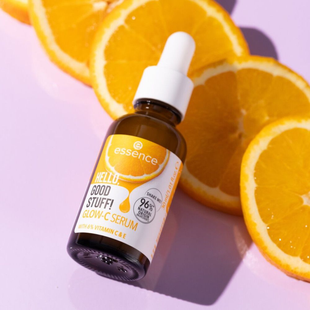 Braune Glasflasche mit Pipette und Orangen. Aufkleber mit Text: HELLO, GOOD STUFF! GLOW-C SERUM. Mit 6% Vitamin C & E. 96% natürlichen Ursprungs.