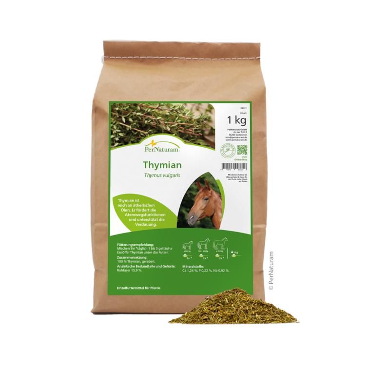 Papiertüte mit grünem Etikett. Aufschrift: Thymian. 1 kg. Produkt für Pferde. Gezeigt wird auch eine kleine Menge Thymian.