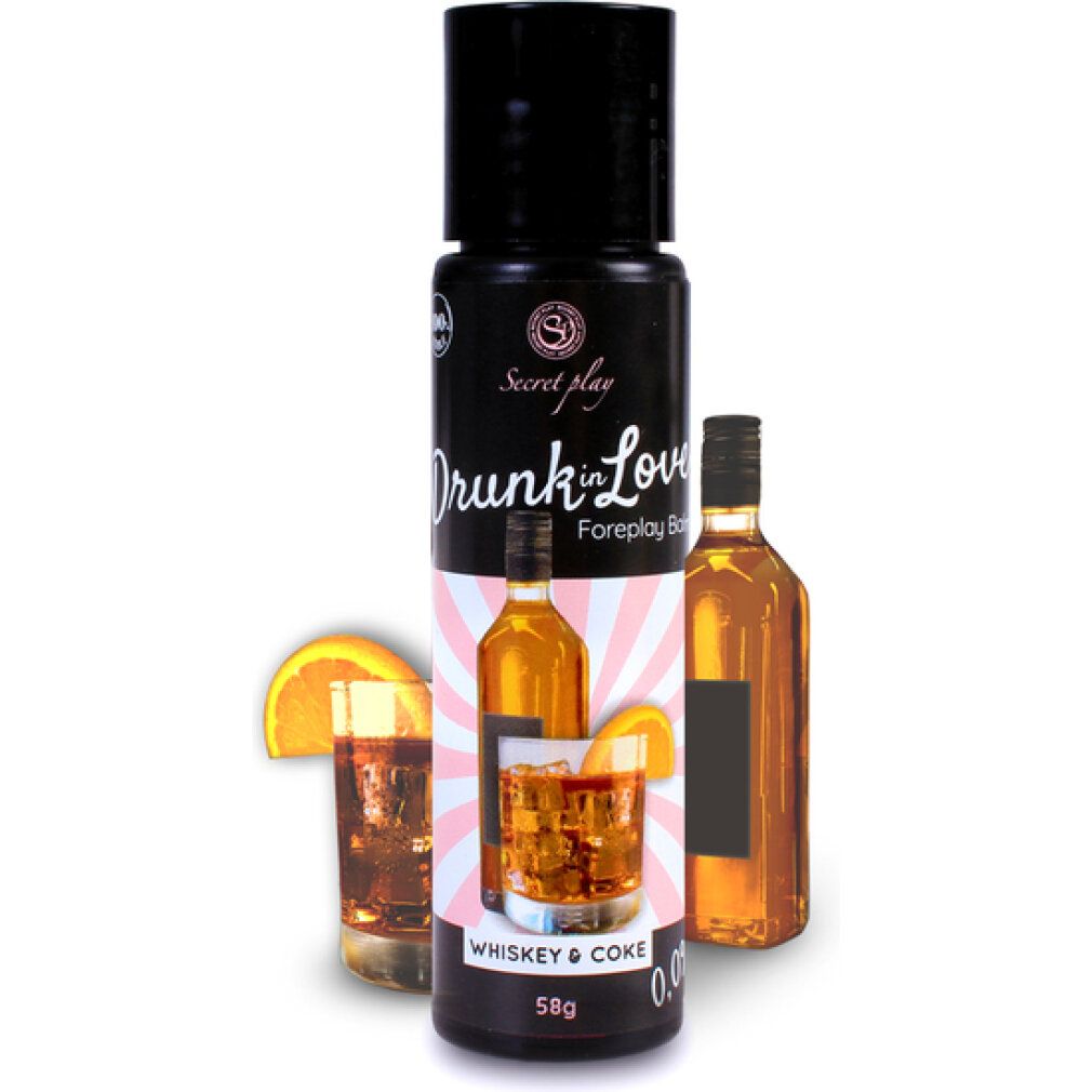 Schwarze Flasche mit "Drunk in Love"-Aufdruck. Abbildung von Whiskey-Cola-Getränk. Flasche, Glas und Orangenscheibe.