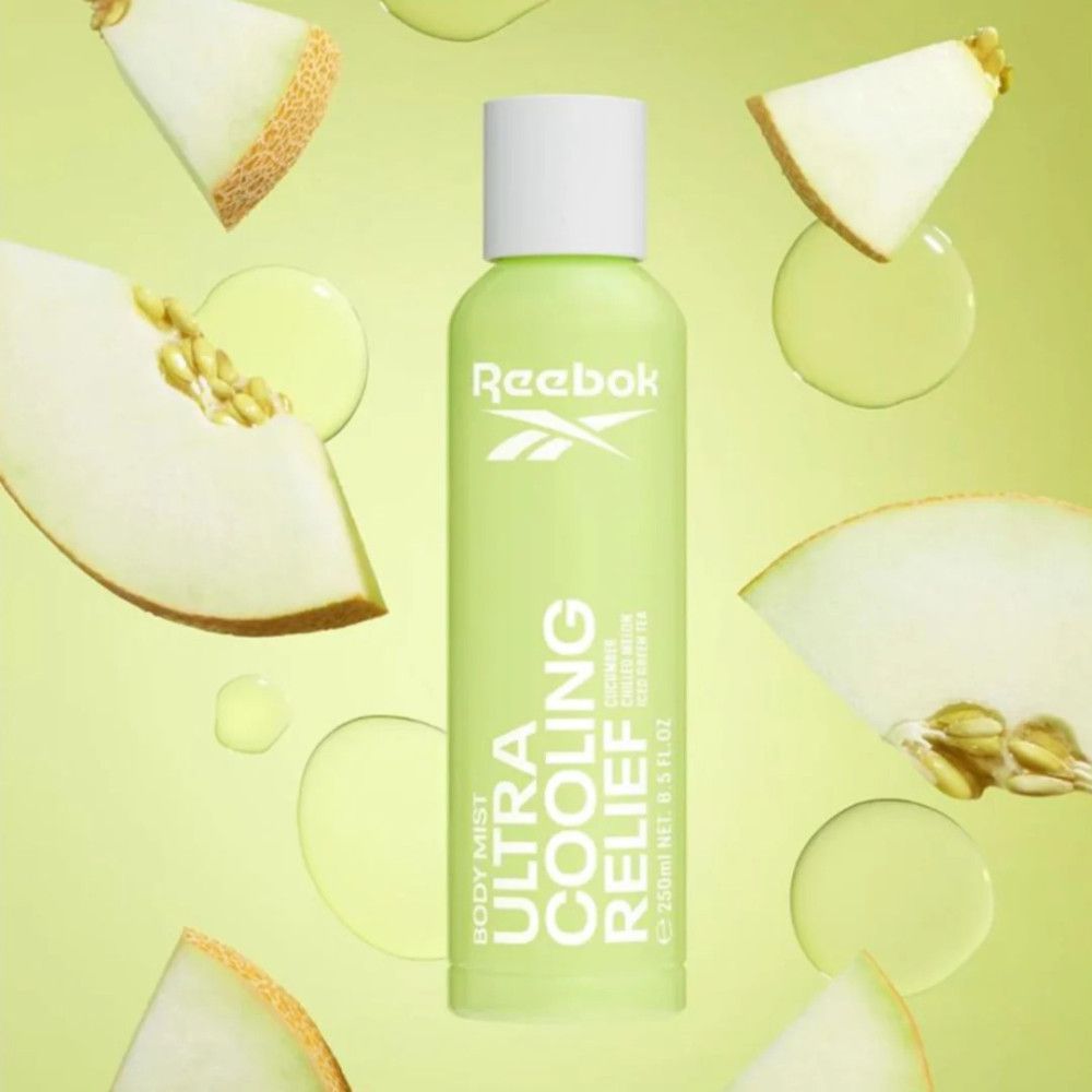 Grüne Sprühflasche mit weißem Deckel. Aufschrift: Reebok, Ultra Cooling Relief. Umgeben von Melonenstücken und Flüssigkeitstropfen.