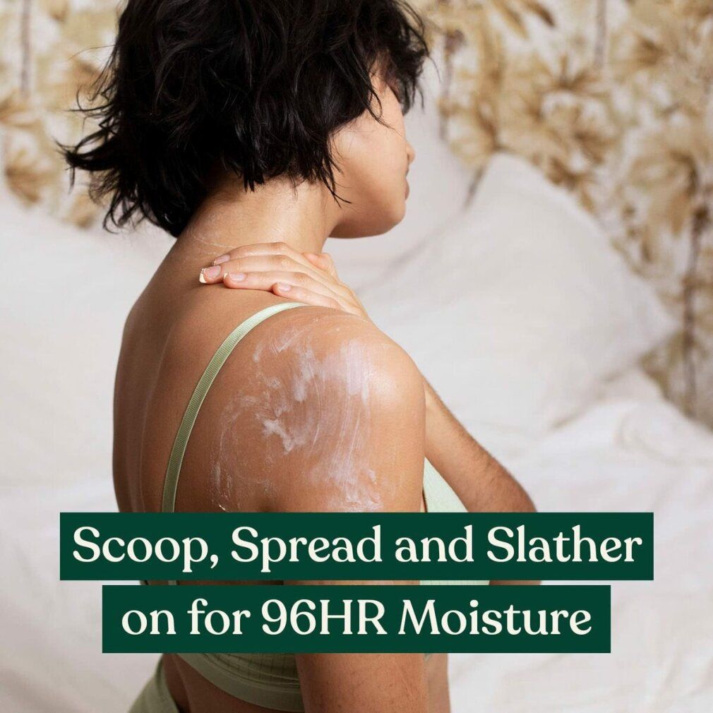 Person trägt Body Butter auf. Text: Scoop, Spread and Slather on for 96HR Moisture.
