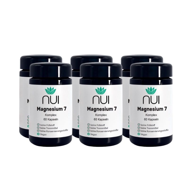 Sechs Flaschen NUI Magnesium 7. Schwarze Deckel, weiße Etiketten mit Logo und Produktinformationen.