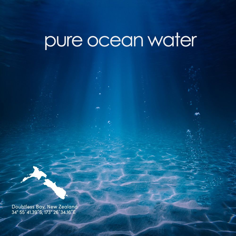 Unterwasseransicht mit Text "pure ocean water". Karte von Neuseeland. Blauer Hintergrund mit Sand und Licht.