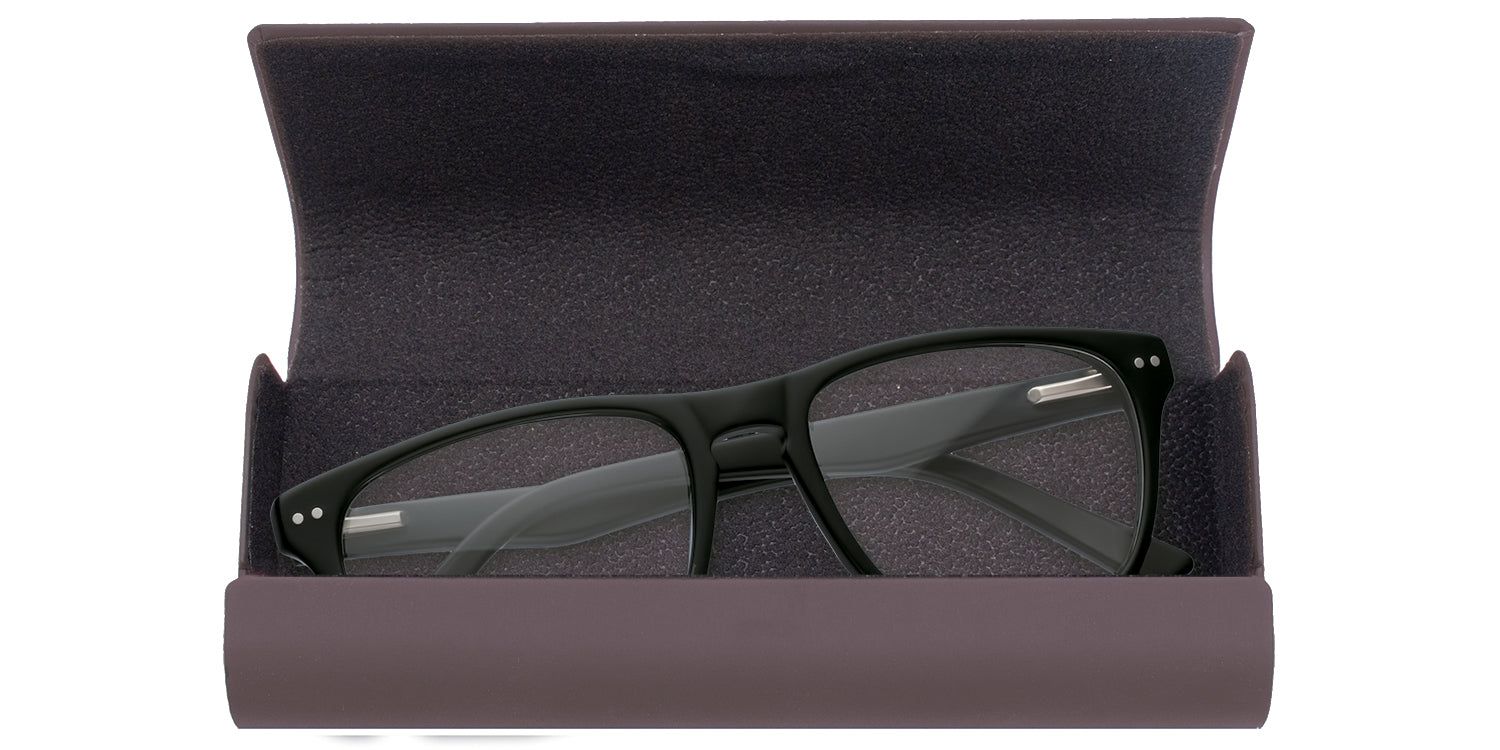 Geöffnetes Hartschalenetui, braun. Brille mit schwarzem Gestell. Innenfutter dunkelgrau.