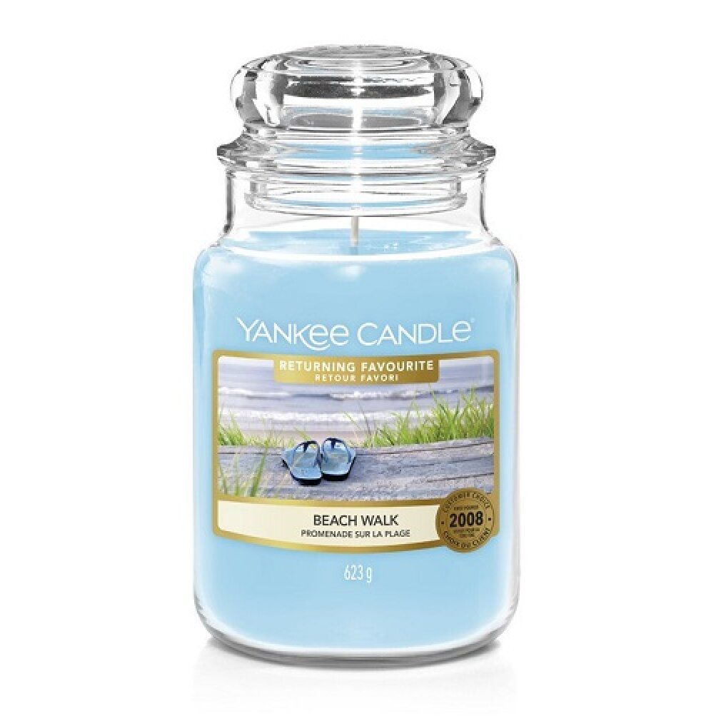 Hellblaue Yankee Candle Duftkerze mit Glasdeckel. Etikett mit Strandmotiv und Schriftzug "Beach Walk".