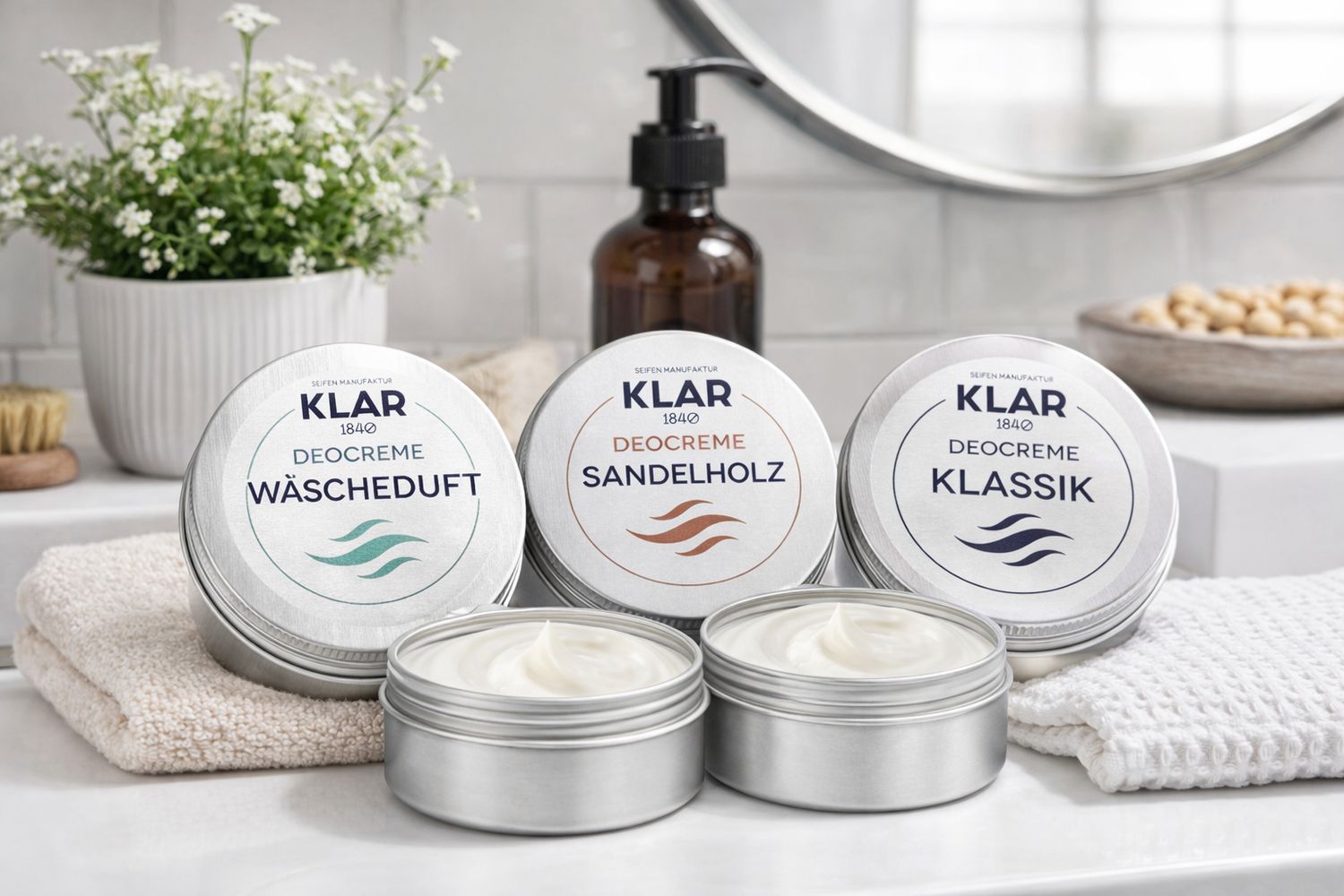 Drei offene Dosen mit Deocreme in einer Reihe, beschriftet mit "WÄSCHEDUFT", "SANDELHOLZ", "KLASSIK".