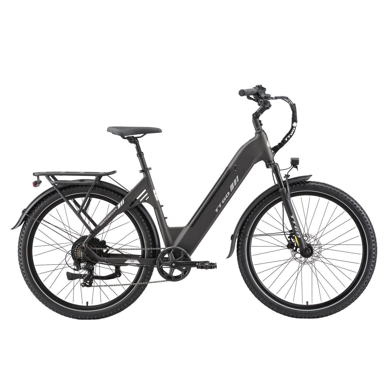 Dunkelgraues E-Bike mit 27,5"-Reifen. Gepäckträger, Schutzbleche, Scheinwerfer und TTGO-Logo.