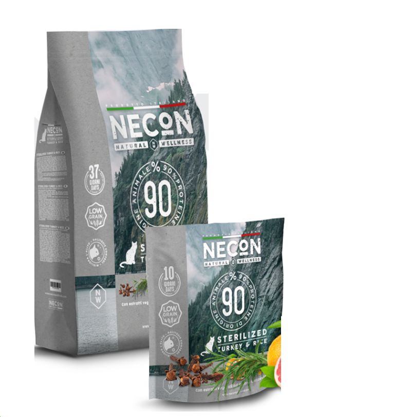 Zwei Beutel Tiernahrung. Aufschrift: NECON, 90% tierischen Ursprungs, Sterilized Turkey & Rice. Abbildungen von Kräutern und Früchten.
