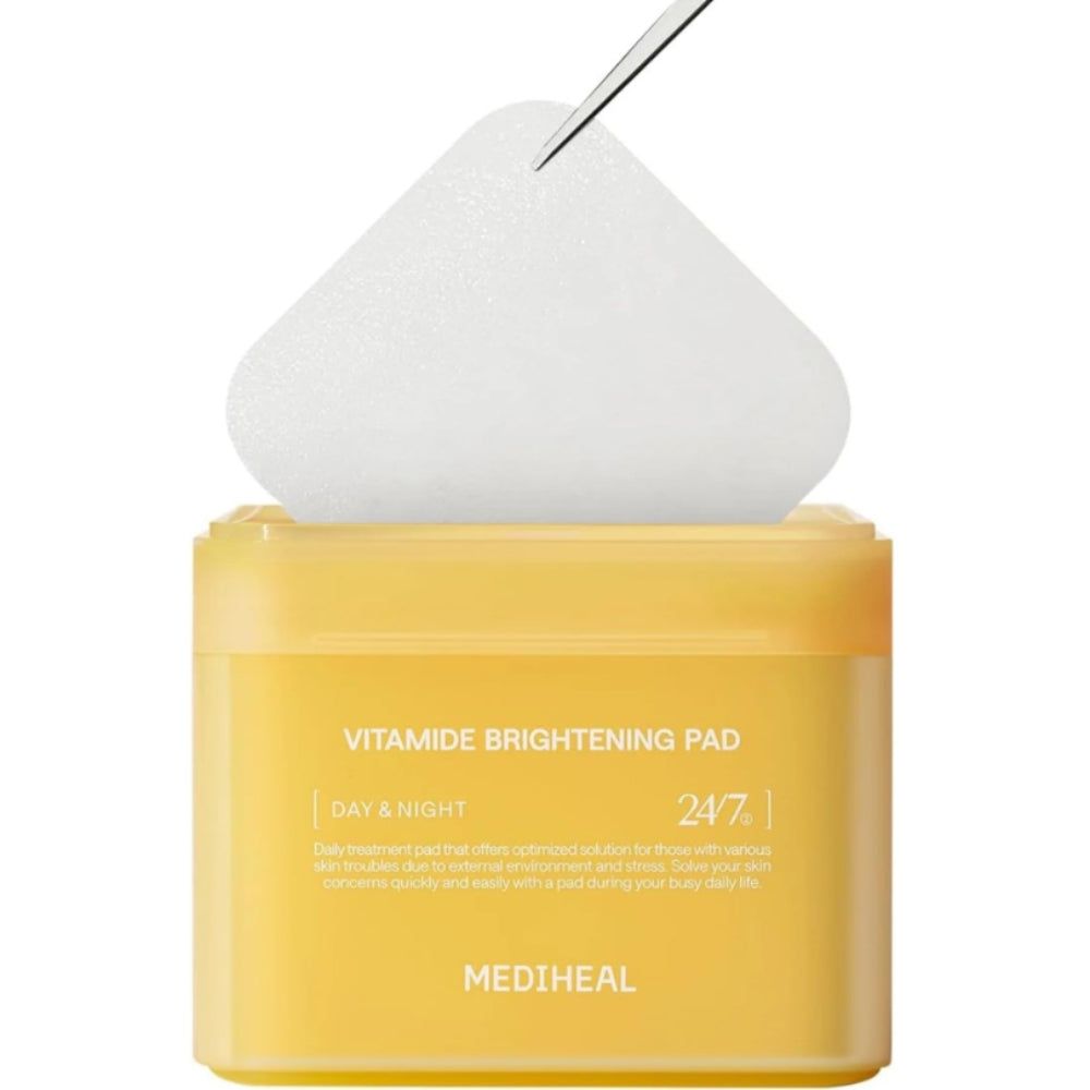 Gelber Behälter mit MEDIHEAL Vitamide Brightening Pad Aufdruck. Ein Pad wird mit einer Pinzette herausgenommen.