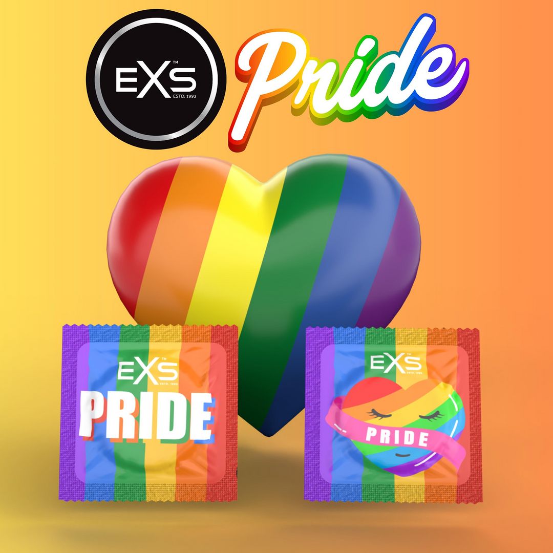 Zwei Kondomverpackungen mit Pride-Design. Marke EXS. Regenbogenfarbenes Herz und Pride-Schriftzug. Hintergrund mit Pride-Farben.
