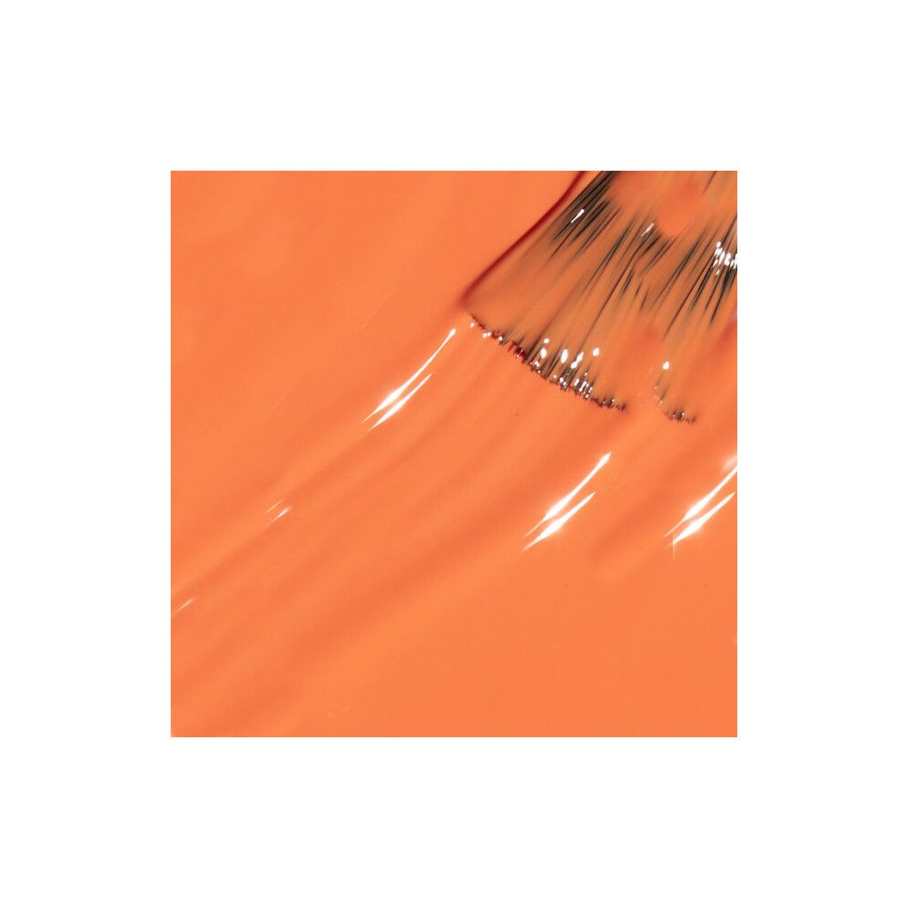 Orangener Nagellack auf weißem Hintergrund. Pinsel berührt die Oberfläche. Glänzende Textur.