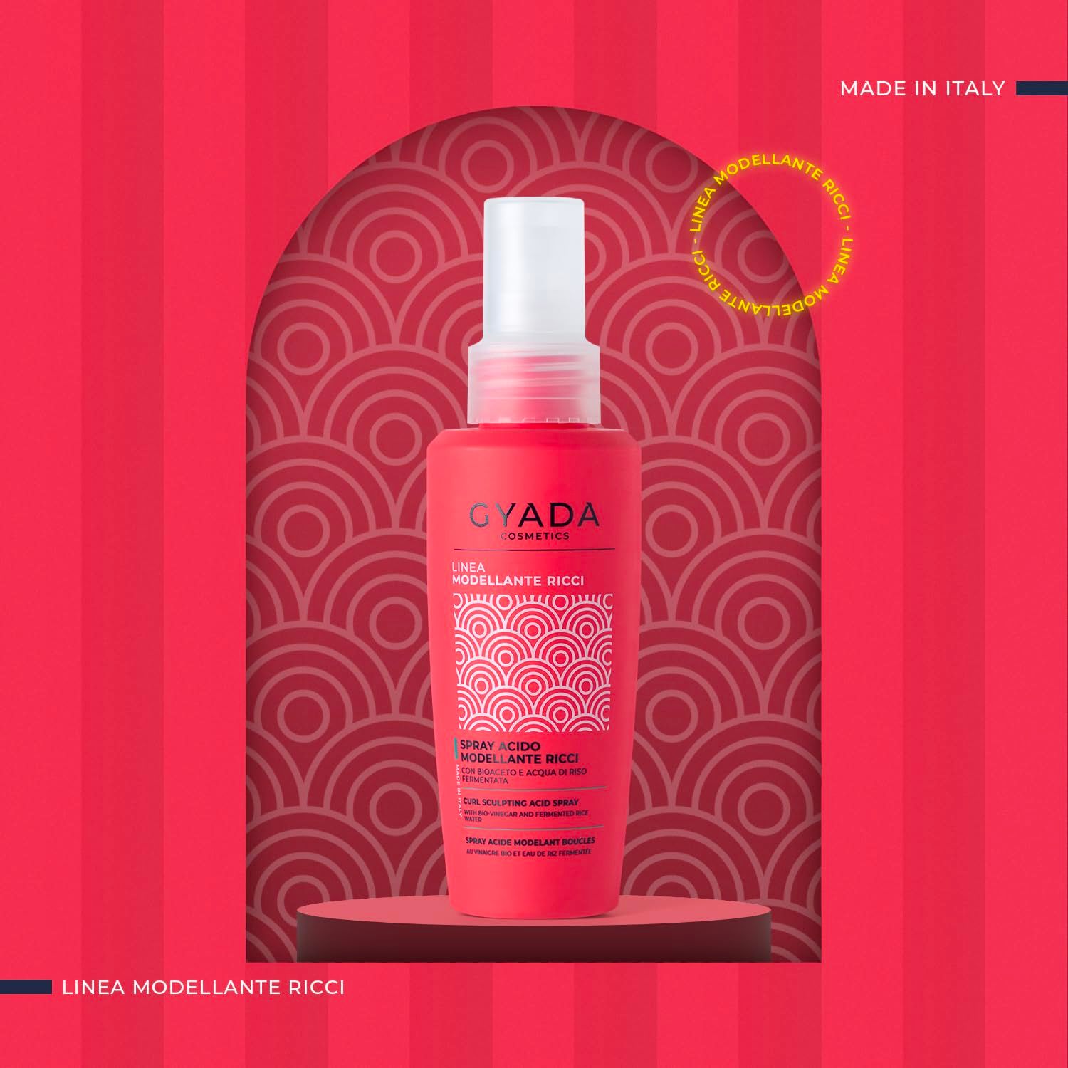 Gyada Cosmetics Lockendefinierendes Säurespray in einer roten Flasche.