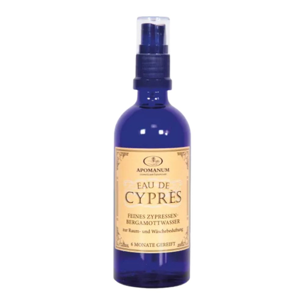 Blaue Glasflasche mit Sprühkopf. Aufschrift: Eau de Cyprès, Feines Zypressen-Bergamottwasser. Marke: Apomanum.