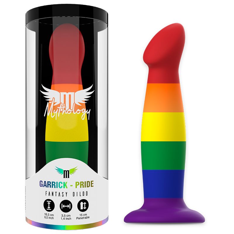 Dildo in Verpackung und daneben. Aufschrift: GARRICK - PRIDE, Mythology.