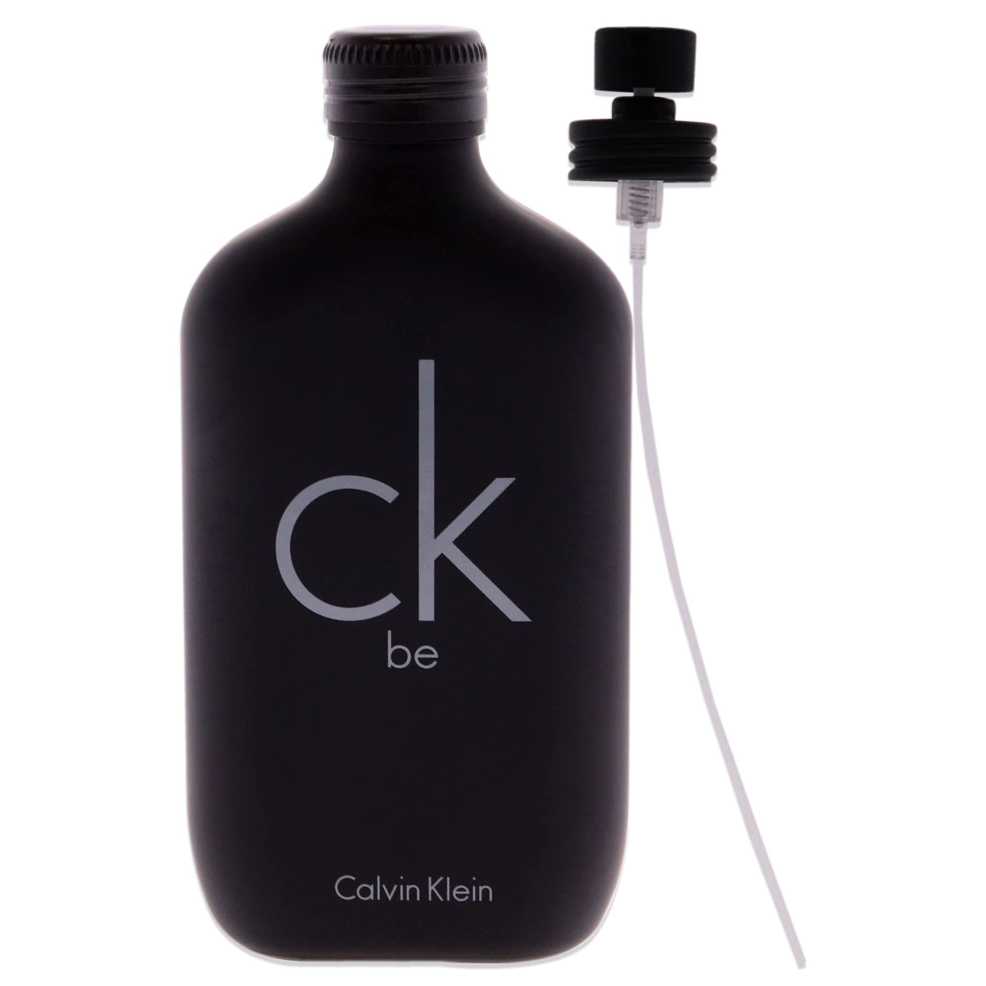 Schwarze Flasche von Calvin Klein CK Be Eau de Toilette mit abgenommenem Sprühkopf. Aufschrift: ck be, Calvin Klein.