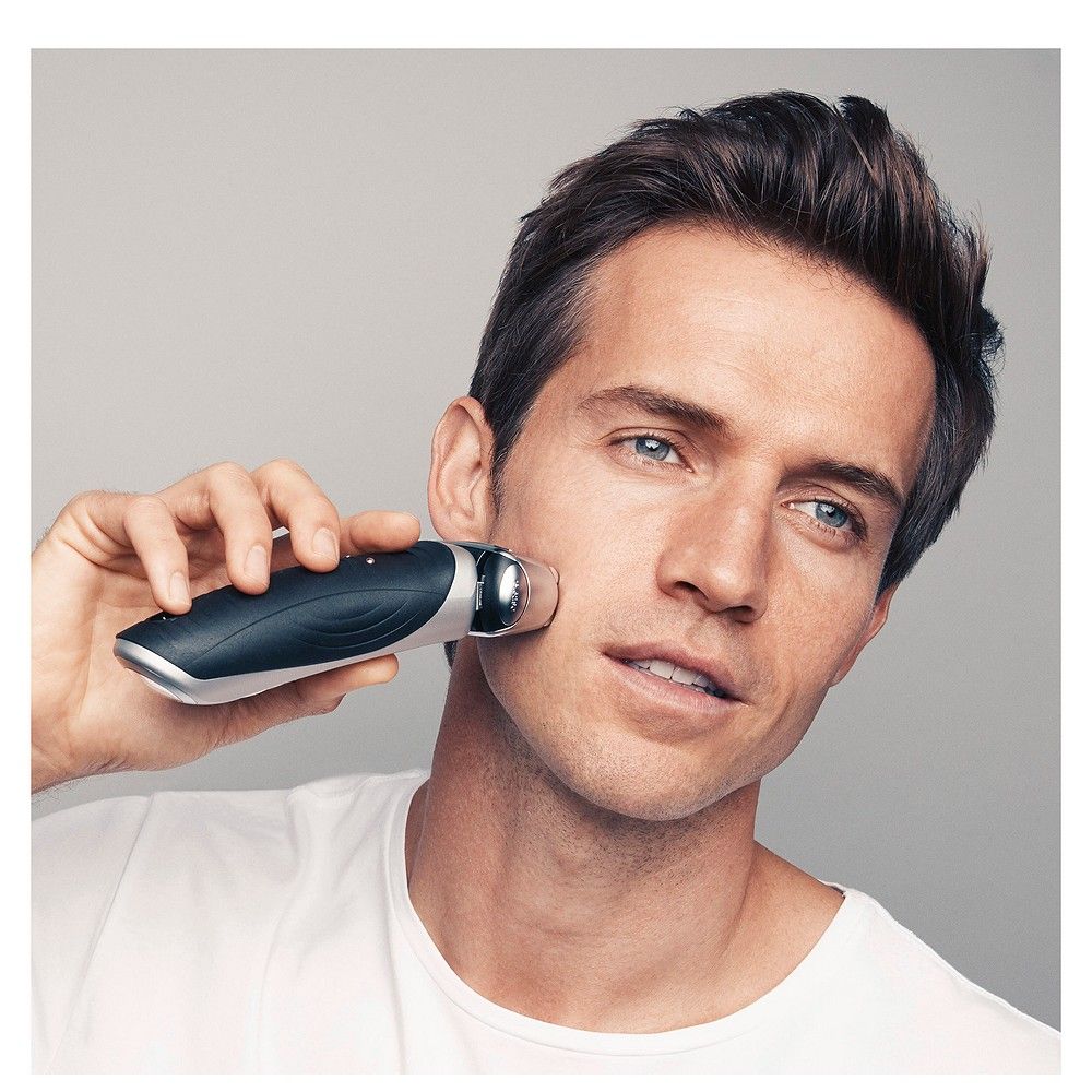 Mann mit Braun Series 7 Elektrorasierer im Gesicht. Nahaufnahme.