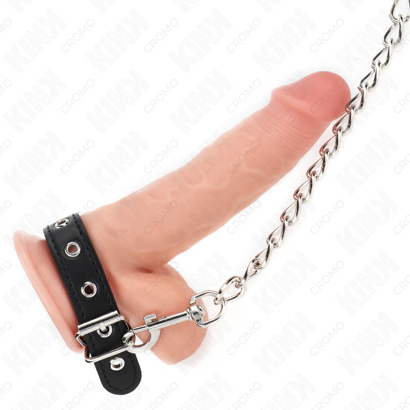 Penisring aus Leder mit Riemen und Metallkette. Schwarzes Leder, silberfarbene Kette. Ring am Penis befestigt.