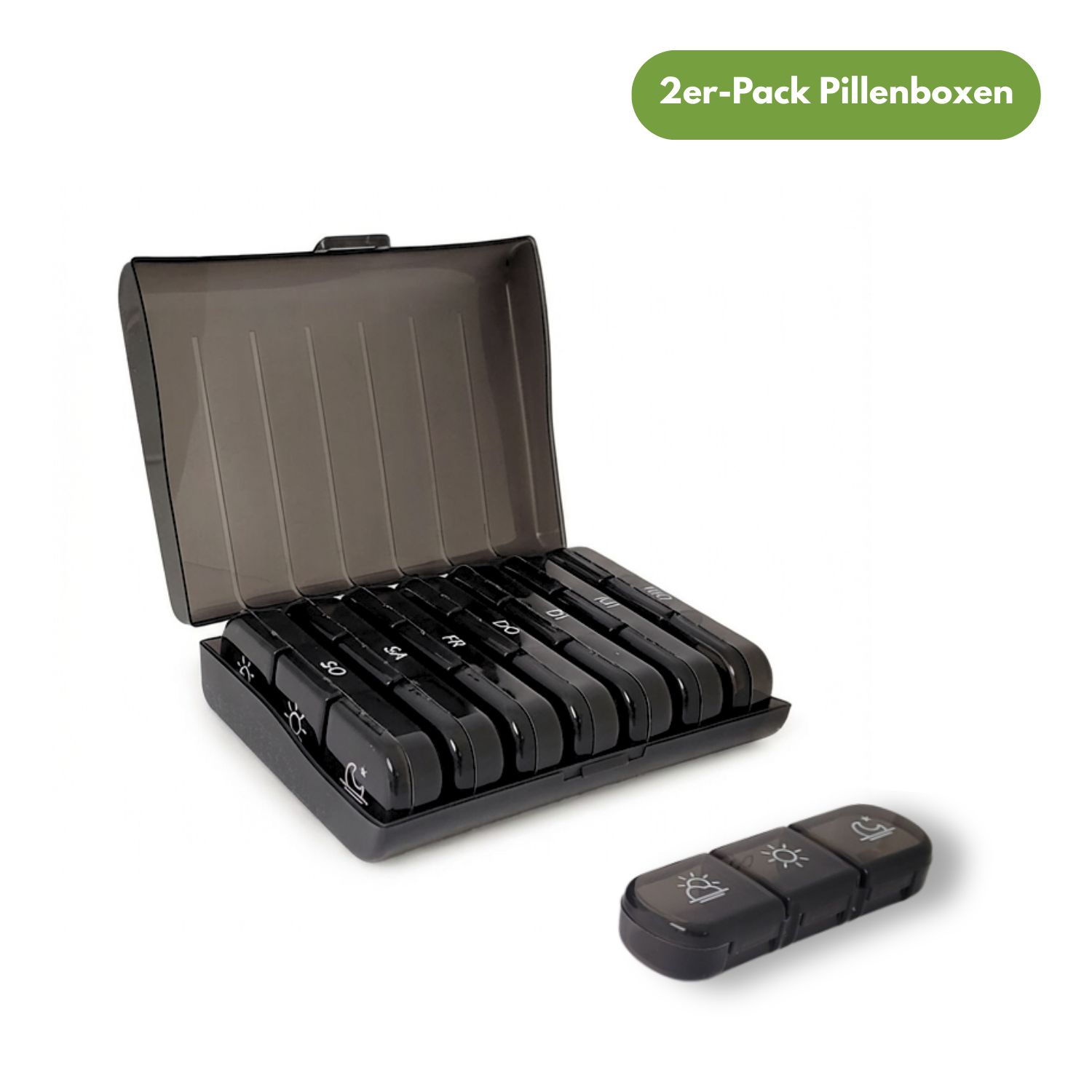Schwarze Tablettenbox mit 7 Fächern, geöffnet und geschlossen. Einzelnes 3-Fächer-Modul daneben. Aufschrift: 2er-Pack Pillenboxen.