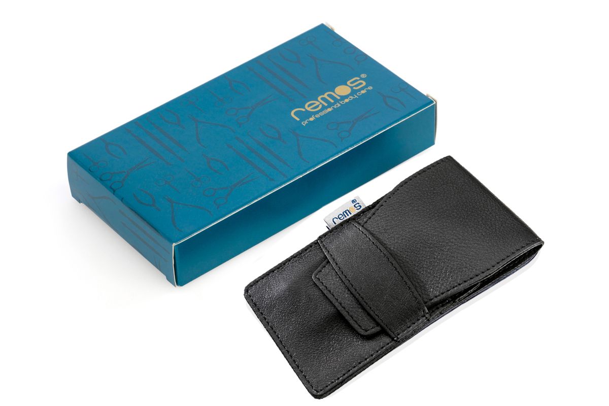 Schwarzes REMOS Lederetui neben einer blauen REMOS Geschenkbox.