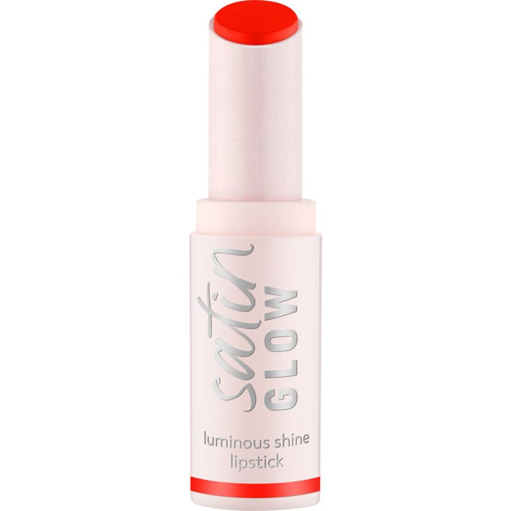 Lippenstift in hellrosa Hülse. Schriftzug: Essence, Satin Glow, Luminous Shine Lipstick. Roter Lippenstift sichtbar.