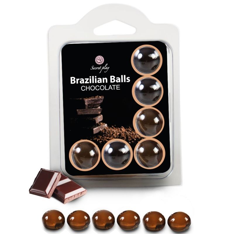 Blisterverpackung mit sechs braunen Kugeln. Aufschrift: Brazilian Balls Chocolate. Daneben Schokoladenstücke und lose Kugeln.