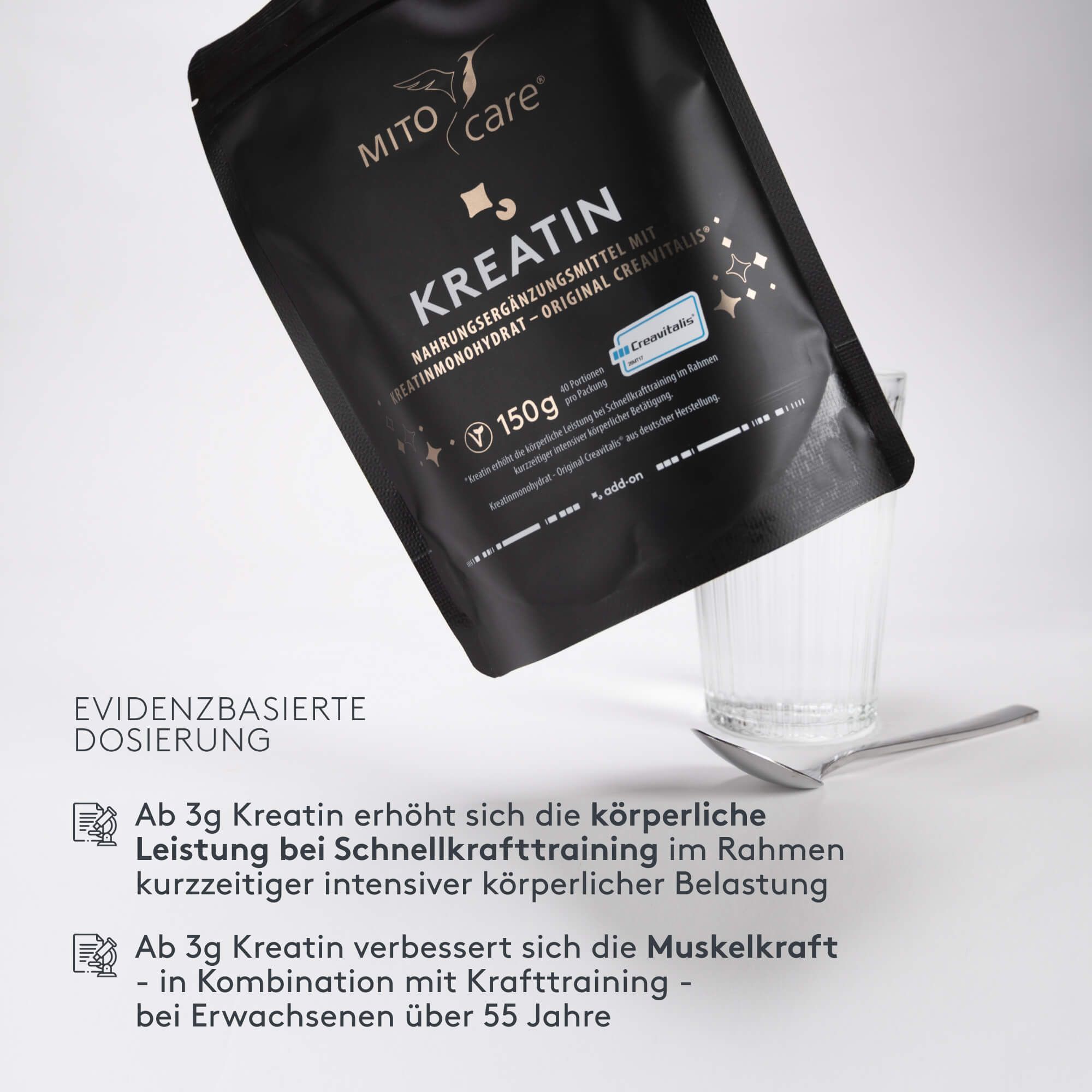 MITOcare Kreatin Beutel neben einem Glas Wasser, mit Hinweisen zur Dosierung und Wirkung.