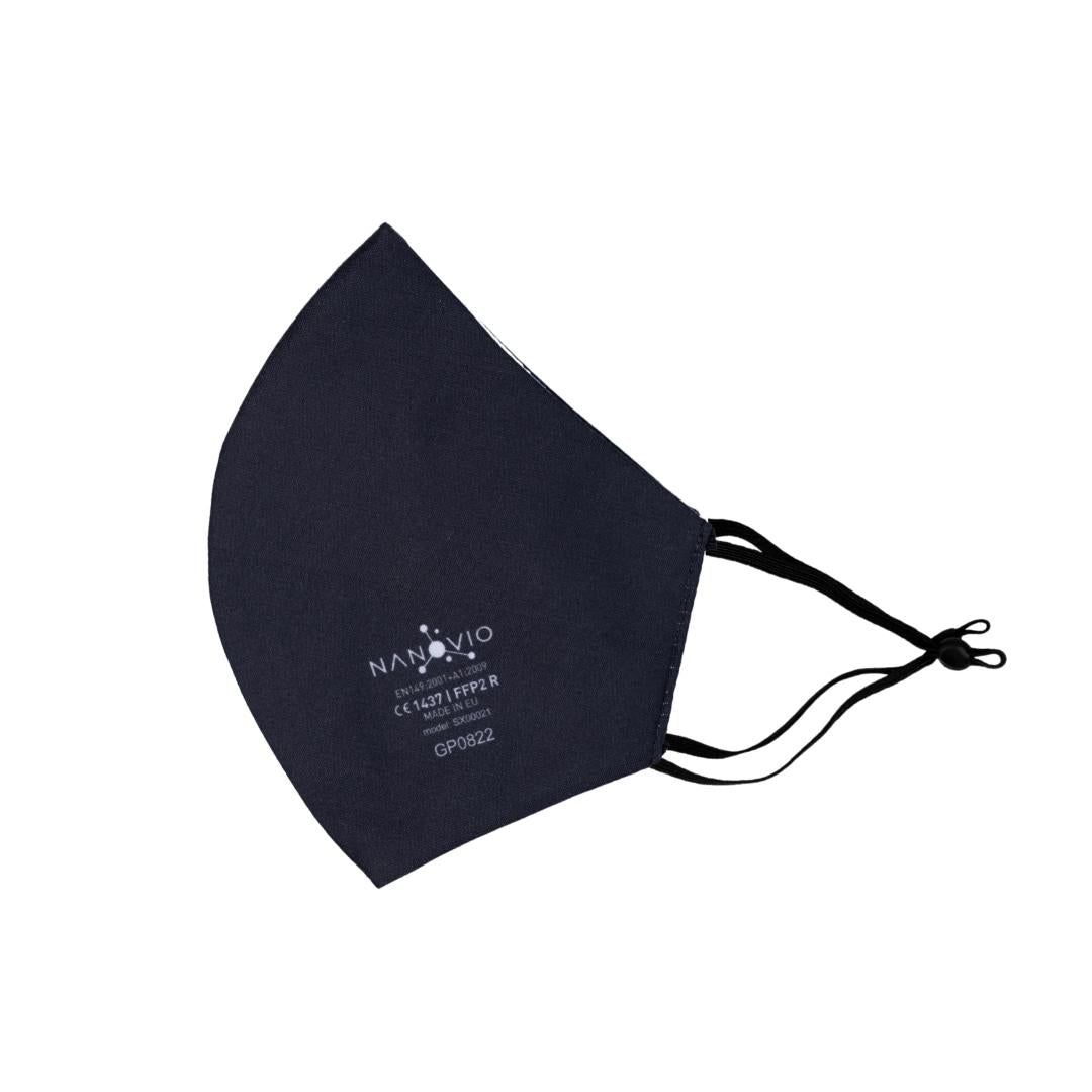 Schwarze FFP2-Maske mit Ohrschlaufen. Aufdruck: Nanovio, EN149:2001+A1:2009, CE 1437, FFP2 R, Made in EU, GP0822.