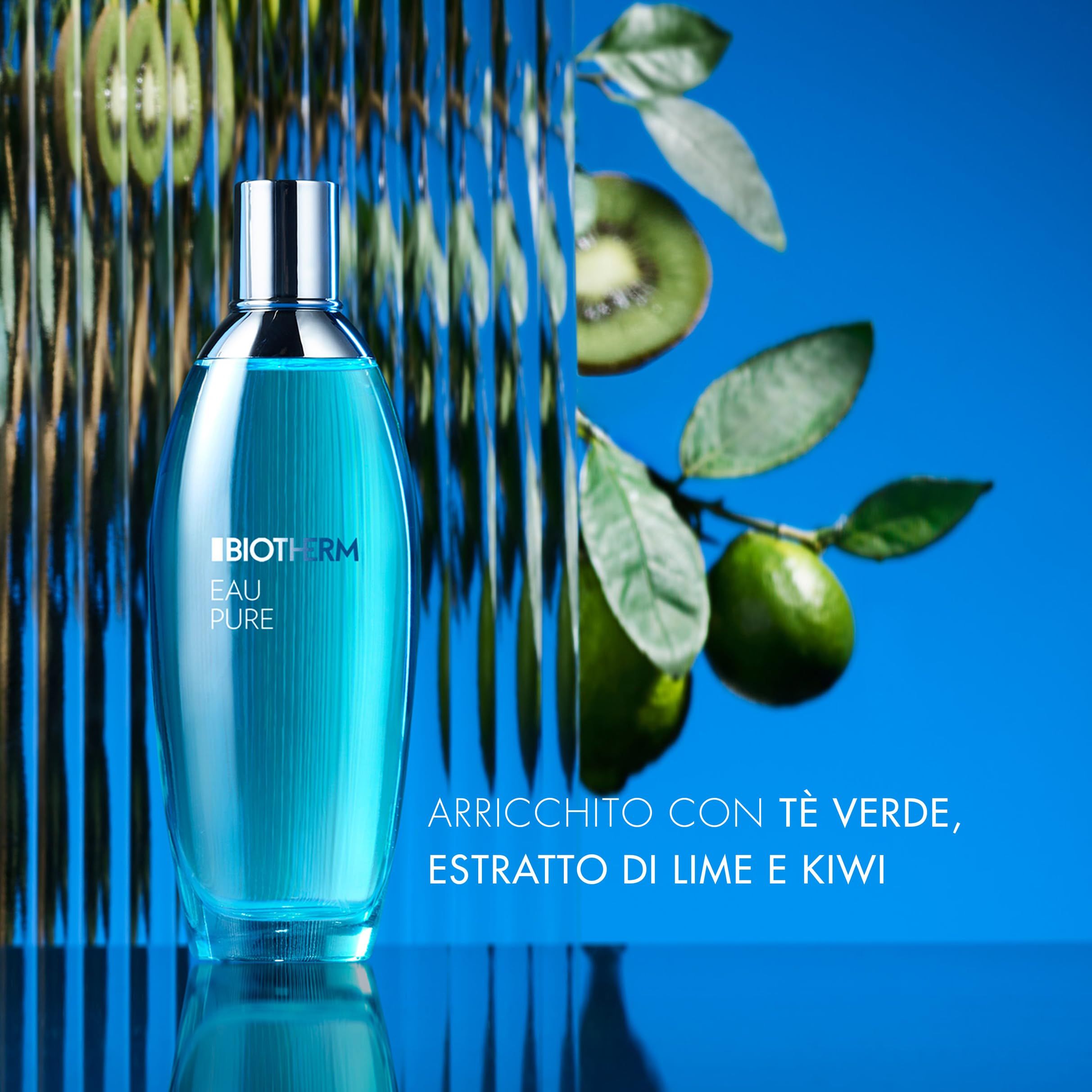 Blau-transparente Flasche mit silbernem Verschluss. BIOTHERM EAU PURE-Logo. Hintergrund: Kiwi, Limette, grüne Blätter.