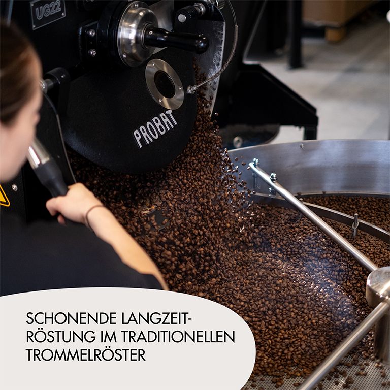 Kaffeeröstmaschine. Röstung von Kaffeebohnen. Text: Schonende Langzeitröstung im Trommelröster.