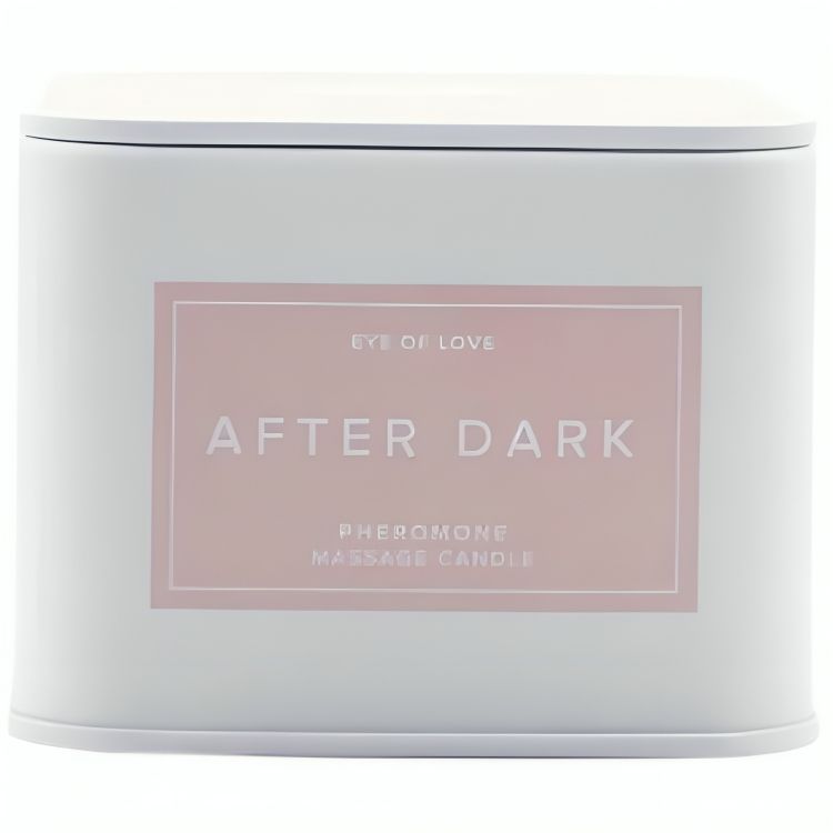 Weiße, rechteckige Kerze mit rosa Etikett. Aufschrift 'AFTER DARK' und 'EYE OF LOVE'.