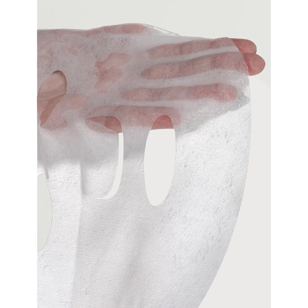 Weiße Gesichtsmaske mit Löchern. Hand hält Maske.