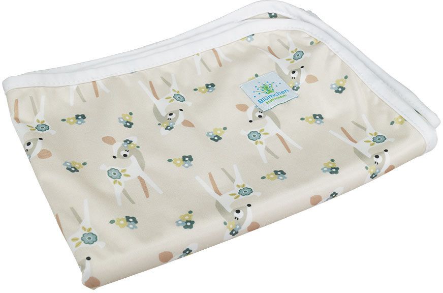 Betteinlage mit Rehkitz-Muster. Beige Grundfarbe, weiße Umrandung. Blümchen-Label. Stoff mit Rehkitz-Motiv und Blumen.