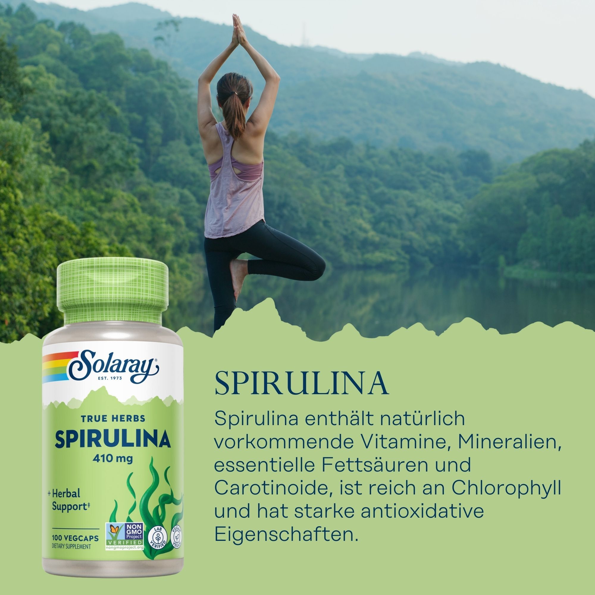 Grüne Flasche Solaray Spirulina 410 mg. Frau macht Yoga. Hintergrund: See und Berge. Text: Spirulina, 100 Vegcaps.