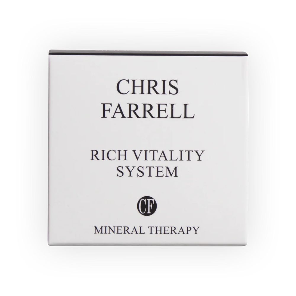 Quadratische, weiße Verpackung. Schwarze Schrift: CHRIS FARRELL, RICH VITALITY SYSTEM, CF-Logo, MINERAL THERAPY. Schwarzer Rand.