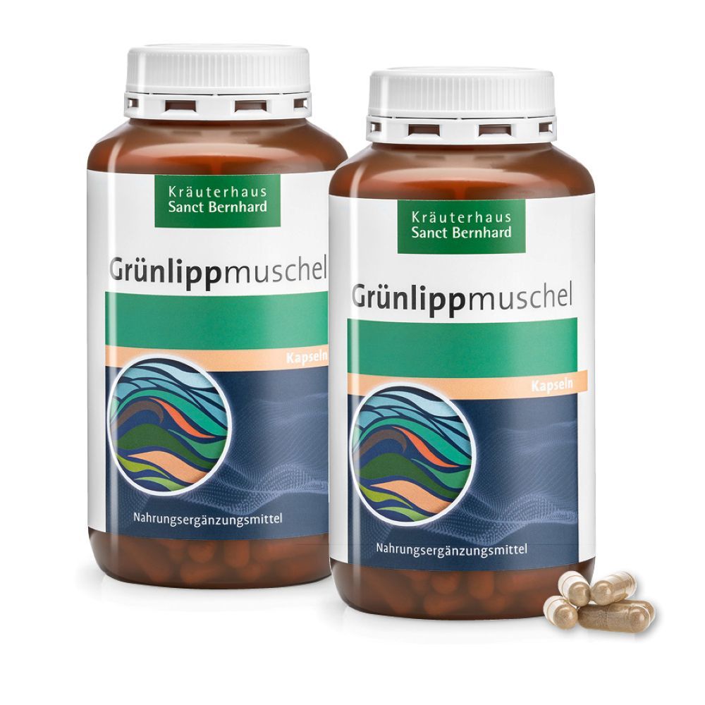 Zwei braune Flaschen Grünlippmuschel-Kapseln. Weiße Deckel, grünes Etikett mit Wellenmuster. Einige Kapseln liegen daneben.