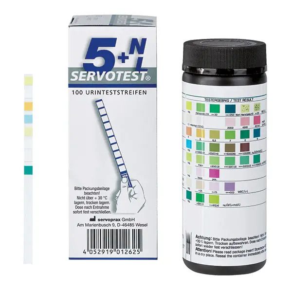 Packung und Flasche mit Urinteststreifen. Aufschrift: Servotest 5+N, 100 Urinteststreifen. Streifen mit farbigen Testfeldern.
