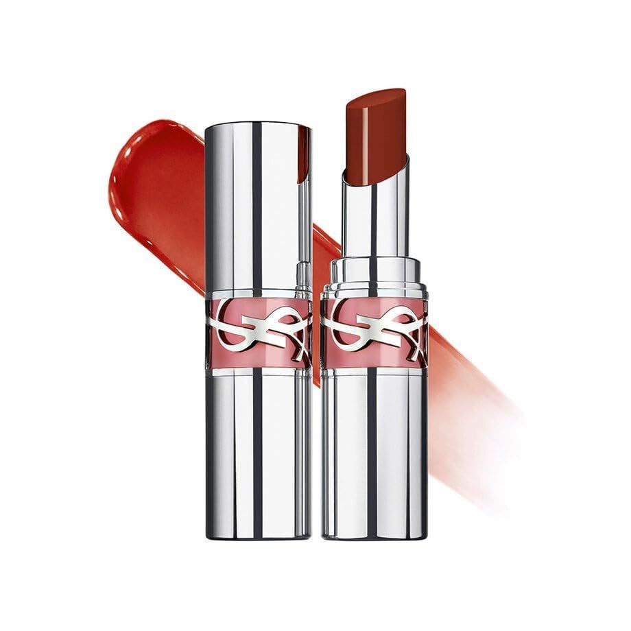 Zwei Lippenstifte mit silbernen Hüllen und rosa Akzenten. Ein Lippenstift ist geöffnet. Daneben ein Lippenfarbstrich.