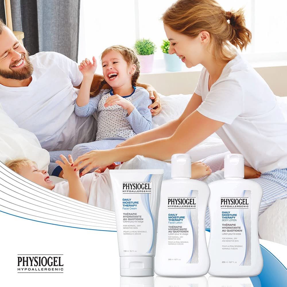 Familie im Bett, Produkte: Tube und Flaschen. Text: PHYSIOGEL, DAILY MOISTURE THERAPY.