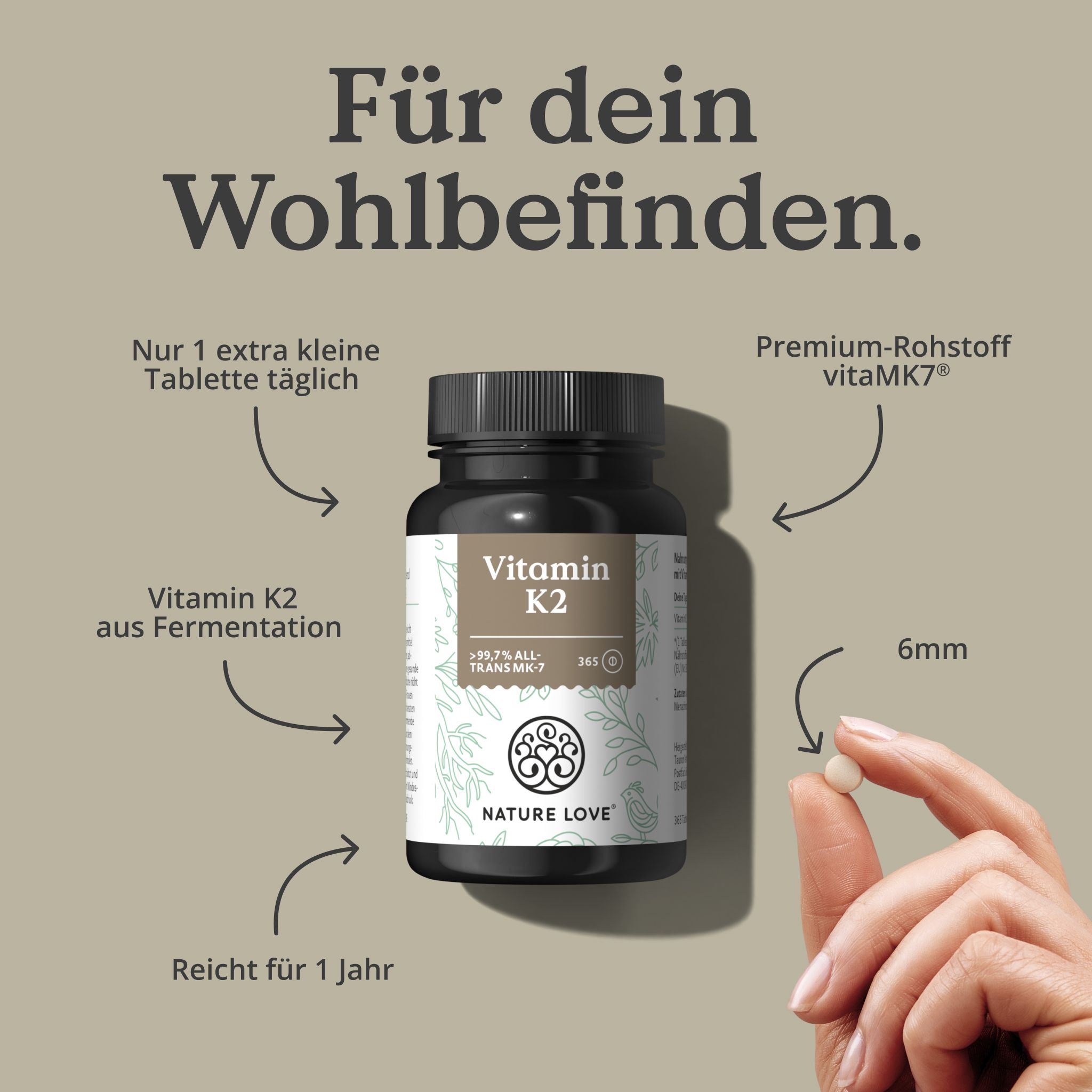 Braune Flasche Vitamin K2, daneben eine Tablette (6mm) zwischen Fingern. Pfeile zeigen auf Details: Fermentation, vitaMK7®, 365 Tabletten.