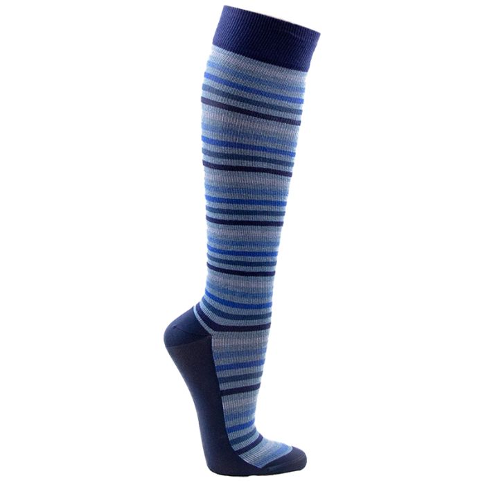 Kniestrümpfe mit horizontalen Streifen in verschiedenen Blautönen. Dunkelblaue Ferse, Zehen und oberer Rand.