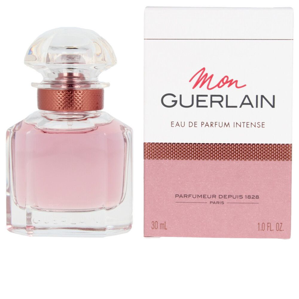 Parfümflakon und Verpackung. Flakon mit rosa Flüssigkeit, rosafarbenem Verschluss. Verpackung mit Schriftzug Mon Guerlain.
