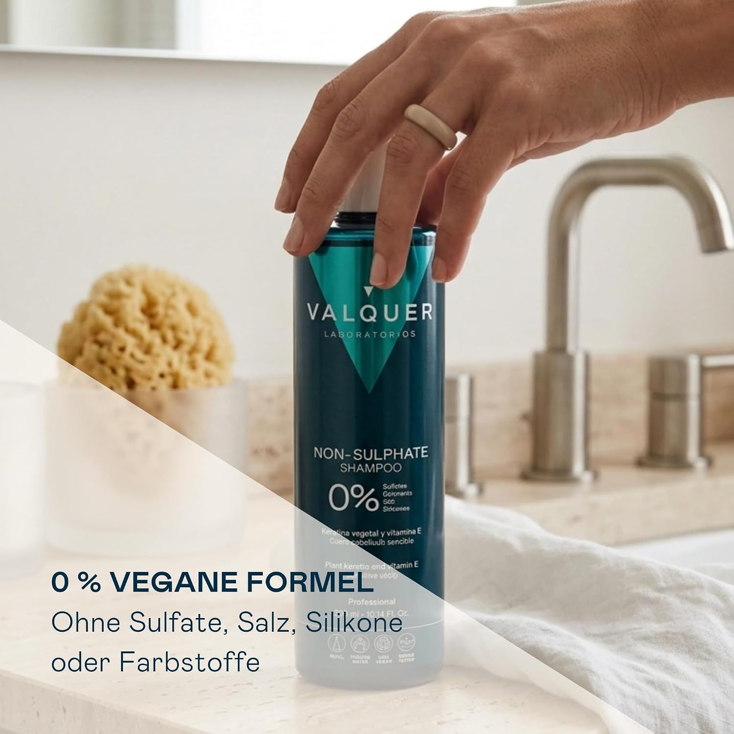 Frau mit weichem, glänzendem Haar, behandelt mit pflanzlichem Keratin und Vitamin E.
