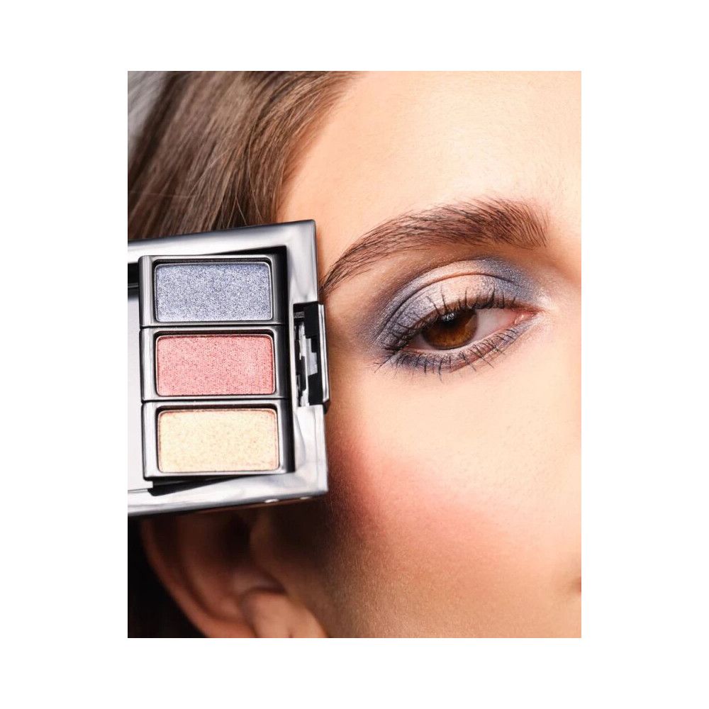 Artdeco Pearl Eyeshadow-Palette mit drei Farben. Die Farben sind blau, rosa und gelb. Das Produkt wird neben einem Auge gezeigt.